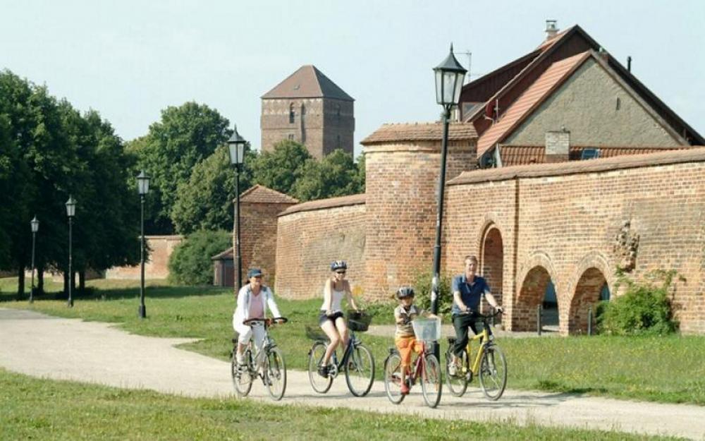Cyclists in front of the town wall in Wittstock, Photo: StudioProkopy, Licence: TMB Tourismus-Marketing Brandenburg GmbH