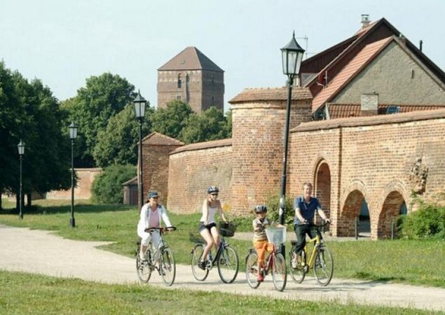 Cyclists in front of the town wall in Wittstock, Photo: StudioProkopy, Licence: TMB Tourismus-Marketing Brandenburg GmbH Cyclists in front of the town wall in Wittstock, Photo: StudioProkopy, Licence: TMB Tourismus-Marketing Brandenburg GmbH
