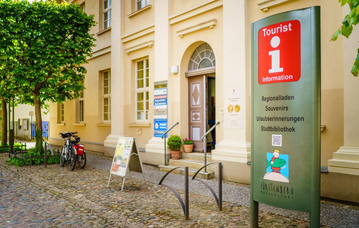 Auf dem Bild ist der Eingang zur Tourist-Information in Fürstenberg/Havel am Markt 5 zu sehen.