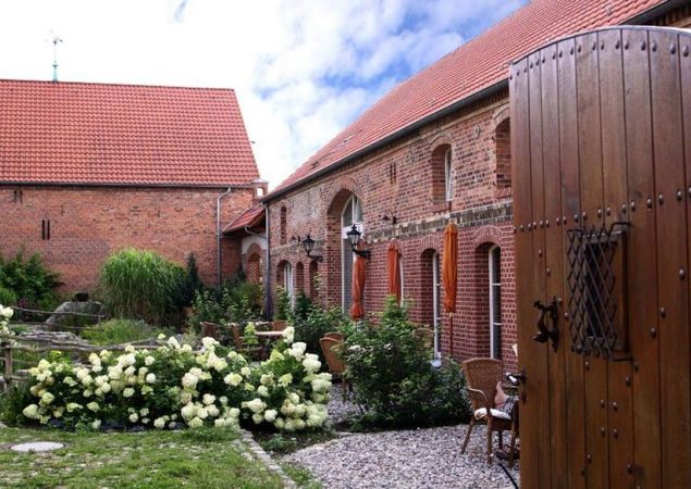 Künstlerhof Roofensee, KueHo_Blick-Blick-in-den-Hof, Photo: S. Dietrich, Licence: S. Dietrich Künstlerhof Roofensee, KueHo_Blick-Blick-in-den-Hof, Photo: S. Dietrich, Licence: S. Dietrich