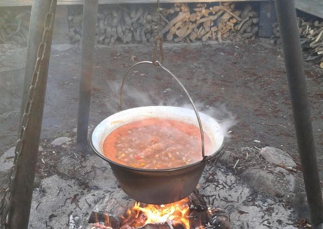 Campingplatz am Röblinsee - Kesselgulasch am Lagerfeuer, Foto: Jörg Kietzmann, Lizenz: Jörg Kietzmann
