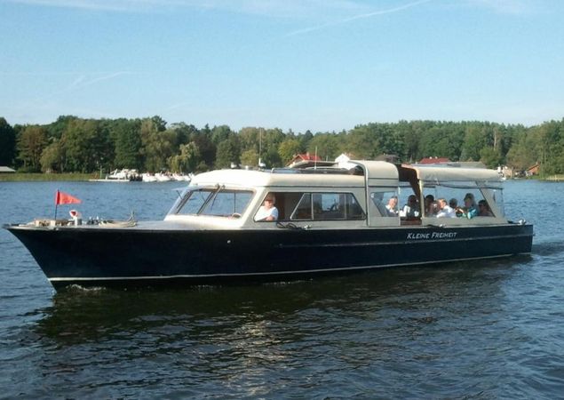 Motor boat launch, photo: Peter Alker, license: Peter Alker