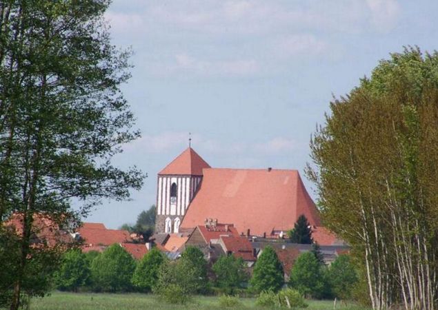 Die weithin sichtbare Stadtkirche St. Peter und Paul in Wusterhausen / Dosse, Foto: Elke Schmiele