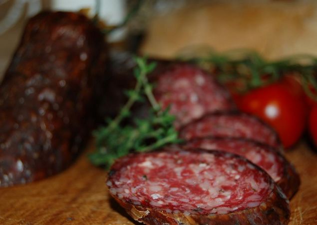 Salami from Bergsdorf meadow cattle, Photo: Agrar GmbH Bergsdorf, Photo: Agrar GmbH Bergsdorf Salami from Bergsdorf meadow cattle, Photo: Agrar GmbH Bergsdorf, Photo: Agrar GmbH Bergsdorf