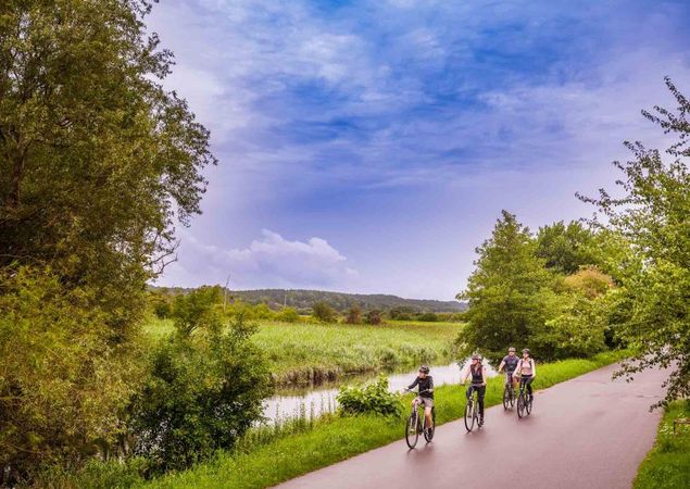 Radeln auf dem Treidelweg, Foto: André Wirsig, Lizenz: Brandenburgische Seenplatte GmbH Radeln auf dem Treidelweg, Foto: André Wirsig, Lizenz: Brandenburgische Seenplatte GmbH