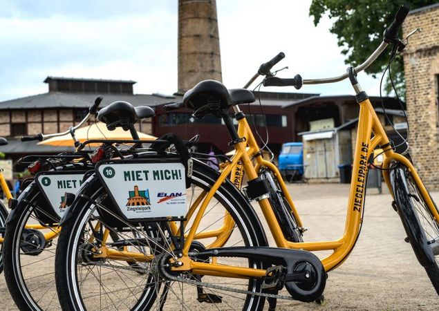 Mietfahrräder im Ziegeleipark Mildenberg, Foto: Jannika Olesch, Lizenz: Tourismusverband Ruppiner Seenland e. V.