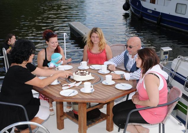 Kaffee trinken an Bord, Foto: Revier Charter Kaffee trinken an Bord, Foto: Revier Charter