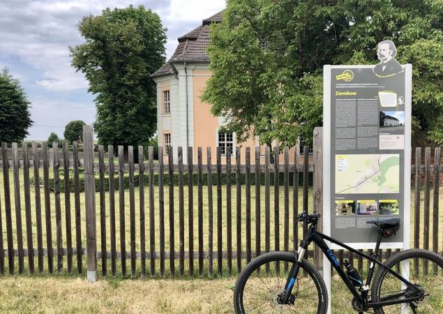 Infostele in Zernikow, Foto: Itta Olaj, Lizenz: TV Ruppiner Seenland Infostele in Zernikow, Foto: Itta Olaj, Lizenz: TV Ruppiner Seenland