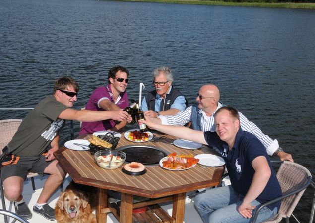 Männerurlaub mit Grillen an Deck, Foto: Revier Charter Männerurlaub mit Grillen an Deck, Foto: Revier Charter