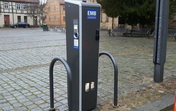 The photo shows an EMB charging pole at the market in Fürstenberg/Havel.