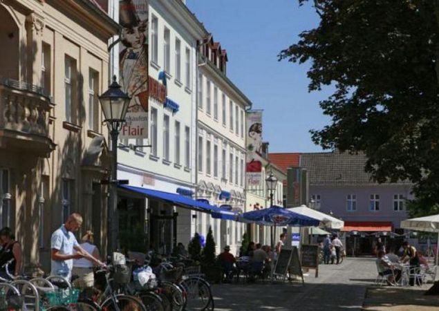 Gemütlich Speisen in der Neuruppiner Innenstadt, Foto: Henry Mundt, Lizenz: TMB Tourismus-Marketing Brandenburg GmbH Gemütlich Speisen in der Neuruppiner Innenstadt, Foto: Henry Mundt, Lizenz: TMB Tourismus-Marketing Brandenburg GmbH