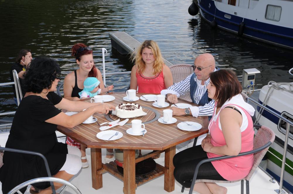 Kaffee trinken an Bord, Foto: Revier Charter Kaffee trinken an Bord, Foto: Revier Charter