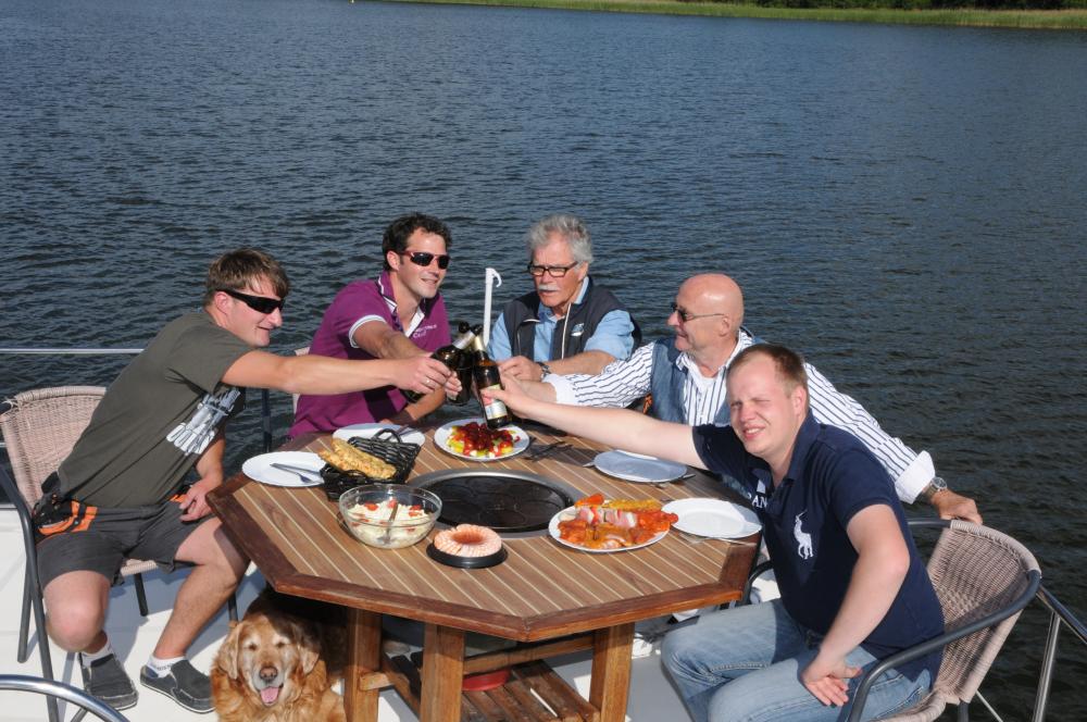 Männerurlaub mit Grillen an Deck, Foto: Revier Charter Männerurlaub mit Grillen an Deck, Foto: Revier Charter
