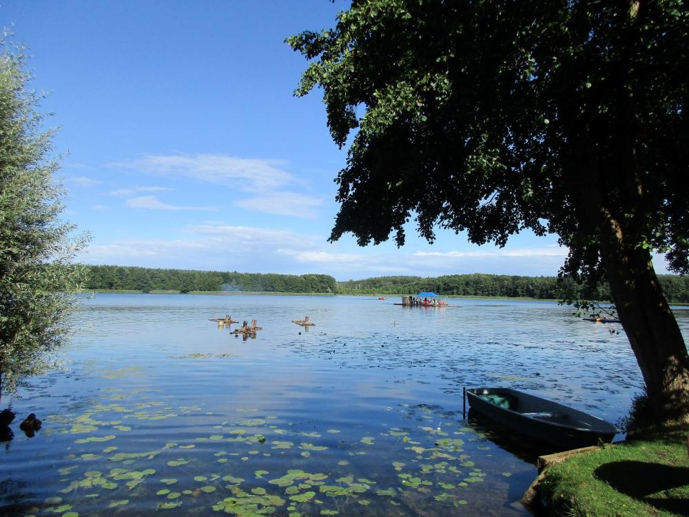 Floßfahrt auf den Lychener Gewässern, Foto: Anet Hoppe Floßfahrt auf den Lychener Gewässern, Foto: Anet Hoppe
