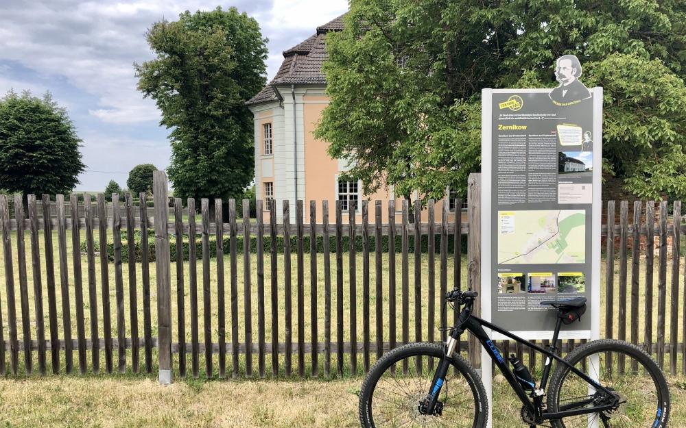 Infostele in Zernikow, Foto: Itta Olaj, Lizenz: TV Ruppiner Seenland Infostele in Zernikow, Foto: Itta Olaj, Lizenz: TV Ruppiner Seenland