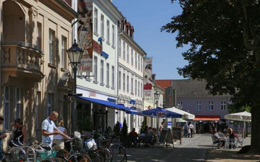 Gemütlich Speisen in der Neuruppiner Innenstadt, Foto: Henry Mundt, Lizenz: TMB Tourismus-Marketing Brandenburg GmbH Gemütlich Speisen in der Neuruppiner Innenstadt, Foto: Henry Mundt, Lizenz: TMB Tourismus-Marketing Brandenburg GmbH