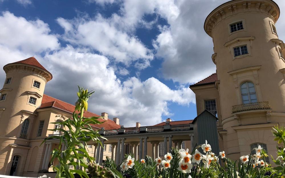 Schloss Rheinsberg im Frühjahr, Foto: Itta Olaj, Lizenz: TV Ruppiner Seenland Schloss Rheinsberg im Frühjahr, Foto: Itta Olaj, Lizenz: TV Ruppiner Seenland