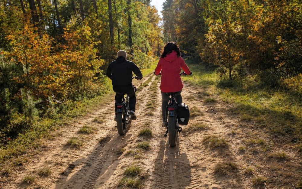 Paar auf Sandpiste, Foto: Alexander Hubitsch / Woodshock Adventures, Lizenz: Alexander Hubitsch / Woodshock Adventures Paar auf Sandpiste, Foto: Alexander Hubitsch / Woodshock Adventures, Lizenz: Alexander Hubitsch / Woodshock Adventures